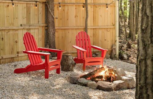 Capon Bridge House | Luxe 2 Bed Dome w Hot Tub Deck Fire Pit & Bath