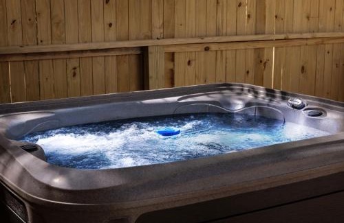 Capon Bridge House | Luxe 2 Bed Dome w Hot Tub Deck Fire Pit & Bath