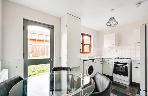 Bromley South House | Luxe 2 Bed House in London- Free parking, Free Wifi, Big Garden