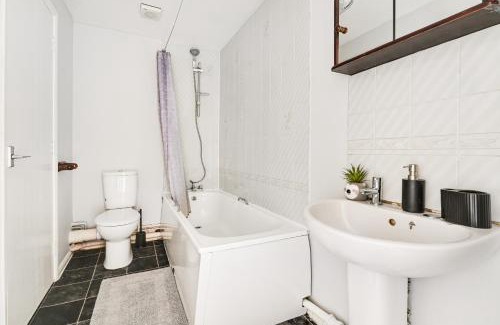 Bromley South House | Luxe 2 Bed House in London- Free parking, Free Wifi, Big Garden