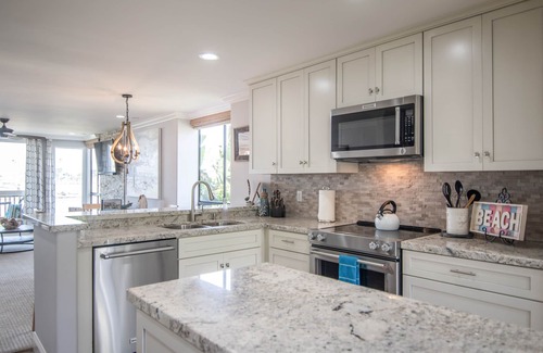 Townsite Condo | Luxe 2BR Beachfront Condo w/Harbor & Ocean Views— Family Holiday Escape!