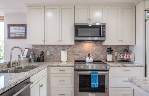 Townsite Condo | Luxe 2BR Beachfront Condo w/Harbor & Ocean Views— Family Holiday Escape!