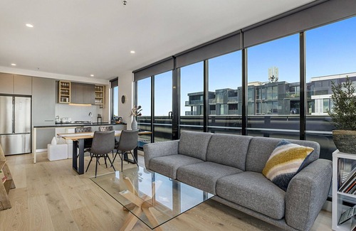Brunswick Apartment | Luxe 3-Bed Apartment Near Lygon St Bars and Dining