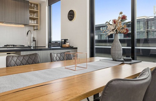Brunswick Apartment | Luxe 3-Bed Apartment Near Lygon St Bars and Dining