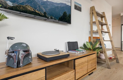 Brunswick East Apartment | Luxe 3-Bed Apartment Near Lygon St Bars and Dining