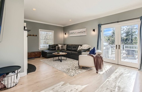Black Hawk House | Luxe 3 BR Mountain Home-STUNNING VIEWS and easy access to iconic ski/hike/fish