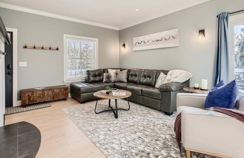 Black Hawk House | Luxe 3 BR Mountain Home-STUNNING VIEWS and easy access to iconic ski/hike/fish
