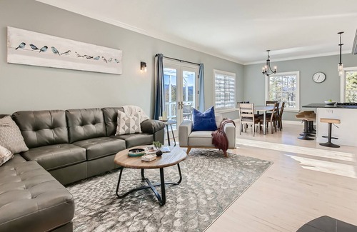 Black Hawk House | Luxe 3 BR Mountain Home-STUNNING VIEWS and easy access to iconic ski/hike/fish
