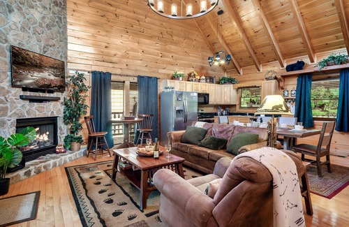 Sevierville Cabin | Luxe 3B/3B Cabin Close to all attractions - Fall Special!