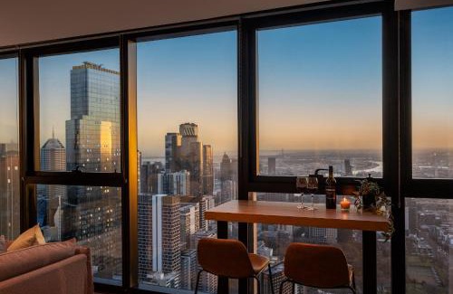 Melbourne Central Business District Apartment | Luxe 3BR Skyline Sunset Residence Level 63 - CBD Views, Parking, Pool, Sauna, Gym