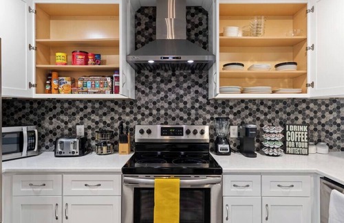 Carriage Hill House | LUXE 4/3 Home w/Pool & Hot Tub