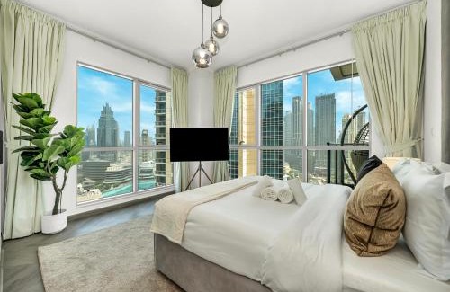 Downtown Dubai Apartment | Luxe 4 bedroom Apartment I Burj Khalifa & Fountain Views I Free Gym, Pool, Parking, Wi-Fi and PS5 I by Skyline Serenity