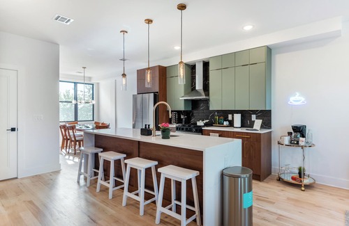 Greenville House | Luxe 4-bedroom house in charming Jersey City, next to Lightrail into NYC