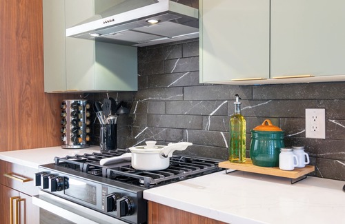 Greenville House | Luxe 4-bedroom house in charming Jersey City, next to Lightrail into NYC