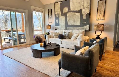 Swannanoa House | LUXE, 5 Miles to Asheville, Hot Tub, Epic Mountain Views, Fire Pit, Pool Table, 2 Living Rooms
