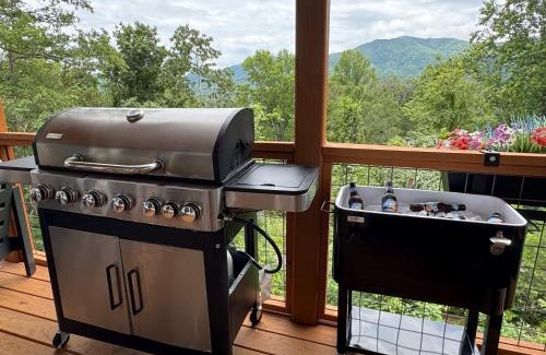 Swannanoa House | LUXE, 5 Miles to Asheville, Hot Tub, Epic Mountain Views, Fire Pit, Pool Table, 2 Living Rooms