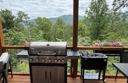 Swannanoa House | LUXE, 5 Miles to Asheville, Hot Tub, Epic Mountain Views, Fire Pit, Pool Table, 2 Living Rooms