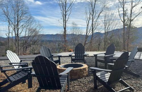 Swannanoa House | LUXE, 5 Miles to Asheville, Hot Tub, Epic Mountain Views, Fire Pit, Pool Table, 2 Living Rooms
