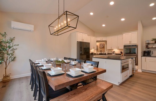 Rockbridge Cabin | Luxe 6-bedroom Lodge - Seasonal Pool, Theater Room, Short Drive to State Parks