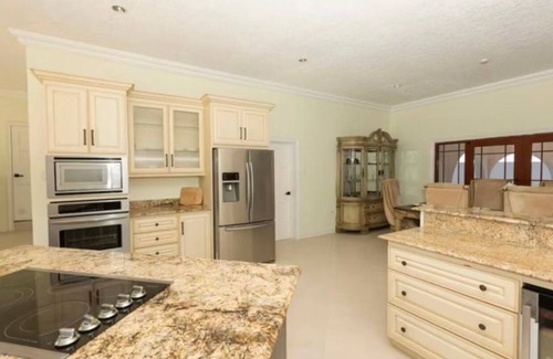 Boscobel Villa | Luxe 7-bedroom villa - WiFi, AC in phenomenal St. Mary Parish min from Ocho Rios