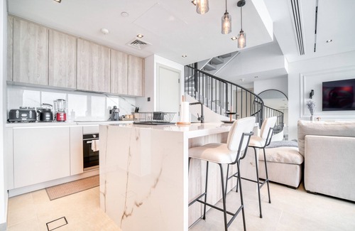 Bur Dubai Apartment | Luxe and Modern Duplex in DIFC
