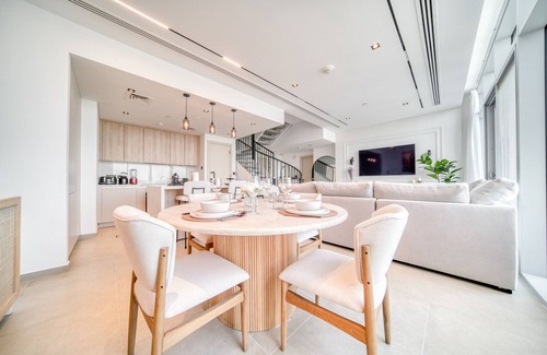 Bur Dubai Apartment | Luxe and Modern Duplex in DIFC