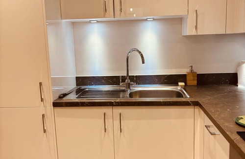 Marlborough Apartment | Luxe Apartment - Stylish 2 Bedroom Apartment
