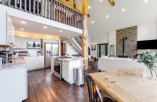 Warrensville House | Luxe Appalachian Mountain Cabin w/Hot Tub, Views