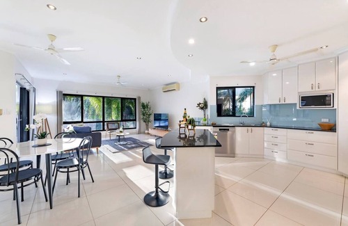 Bayview House | Luxe Bayview Oasis with Dream Waterfront Pool