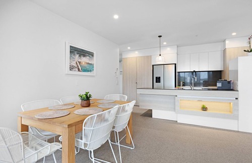 Burleigh Heads Apartment | Luxe Beachfront 2-Bed With Gym, Pool & Views