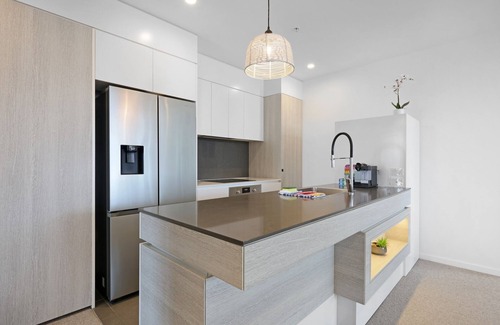 Burleigh Heads Apartment | Luxe Beachfront 2-Bed With Gym, Pool & Views