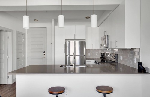 West Bellevue Apartment | Luxe Bellevue 1BR w/Gym & Roof Lounge, near coffee shops, by Blueground