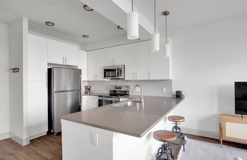 West Bellevue Apartment | Luxe Bellevue 1BR w/Gym & Roof Lounge, near coffee shops, by Blueground