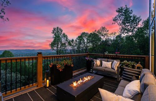 Laurel Park House | LUXE, Breathtaking Mountain Views, Hot Tub, Fire Pit, Fire Pit Table, Pool Table, 2 Living rooms, Universal EV Station