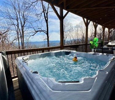 Laurel Park House | LUXE, Breathtaking Mountain Views, Hot Tub, Fire Pit, Fire Pit Table, Pool Table, 2 Living rooms, Universal EV Station