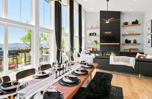 Laurel Park House | LUXE, Breathtaking Mountain Views, Hot Tub, Fire Pit, Fire Pit Table, Pool Table, 2 Living rooms, Universal EV Station