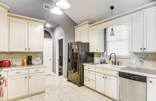 Brunswick House | Luxe Brunswick Home ~ 14 Mi to Jekyll Island!