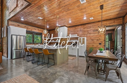 Broken Bow Cabin | Luxe Cabin | Hot Tub | Game Room | Sleeps 19