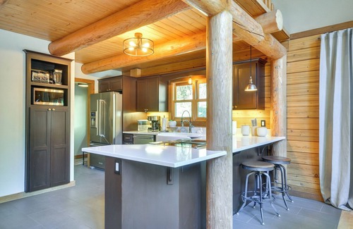 Gaston Cabin | Luxe Cabin in the Woods: Walk to Lake!