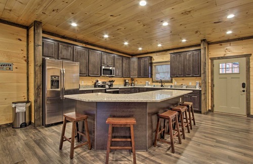 Gatlinburg Cabin | Luxe Cabin w/Home Theater < 2 Miles to Gatlinburg