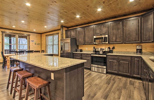 Gatlinburg Cabin | Luxe Cabin w/Home Theater < 2 Miles to Gatlinburg
