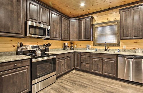 Gatlinburg Cabin | Luxe Cabin w/Home Theater < 2 Miles to Gatlinburg