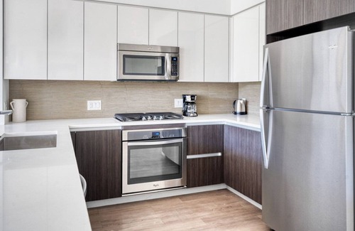 Campbell Apartment | Luxe Campbell 1BR w/ Gym, Pool & Lounge, 10 min to Netflix, by Blueground