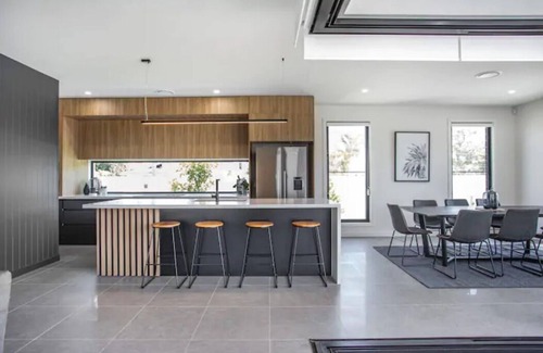 Surfers Paradise Villa | Luxe Capri Villa - Heated Pool, 850m to the beach