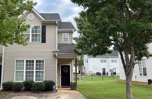 Lovejoy House | Luxe Central Suburban Retreat- close to speedway and airport