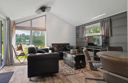 Oosterwolde House | Luxe chalet in Oosterwolde in FRIESLAND, op rustig park met uitzicht op meer en strandje