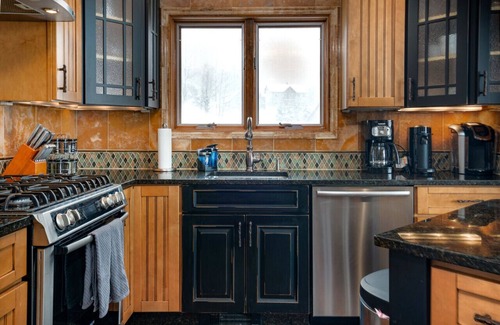 Central Vermont- Killington House | Luxe Chalet - Ski On /Off, Hot Tub, Pool, Views
