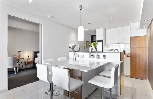 East Perth Apartment | Luxe Chic 3bd Apt City Skyline views