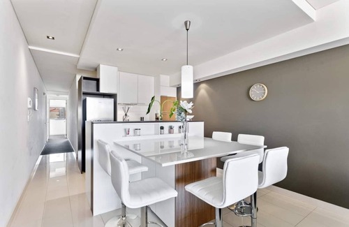 East Perth Apartment | Luxe Chic 3bd Apt City Skyline views