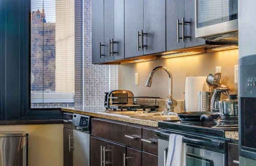 Downtown Pittsburgh Apartment | Luxe City Views | Premium Location 8th Floor | 24/7 Gym Terrace Roku